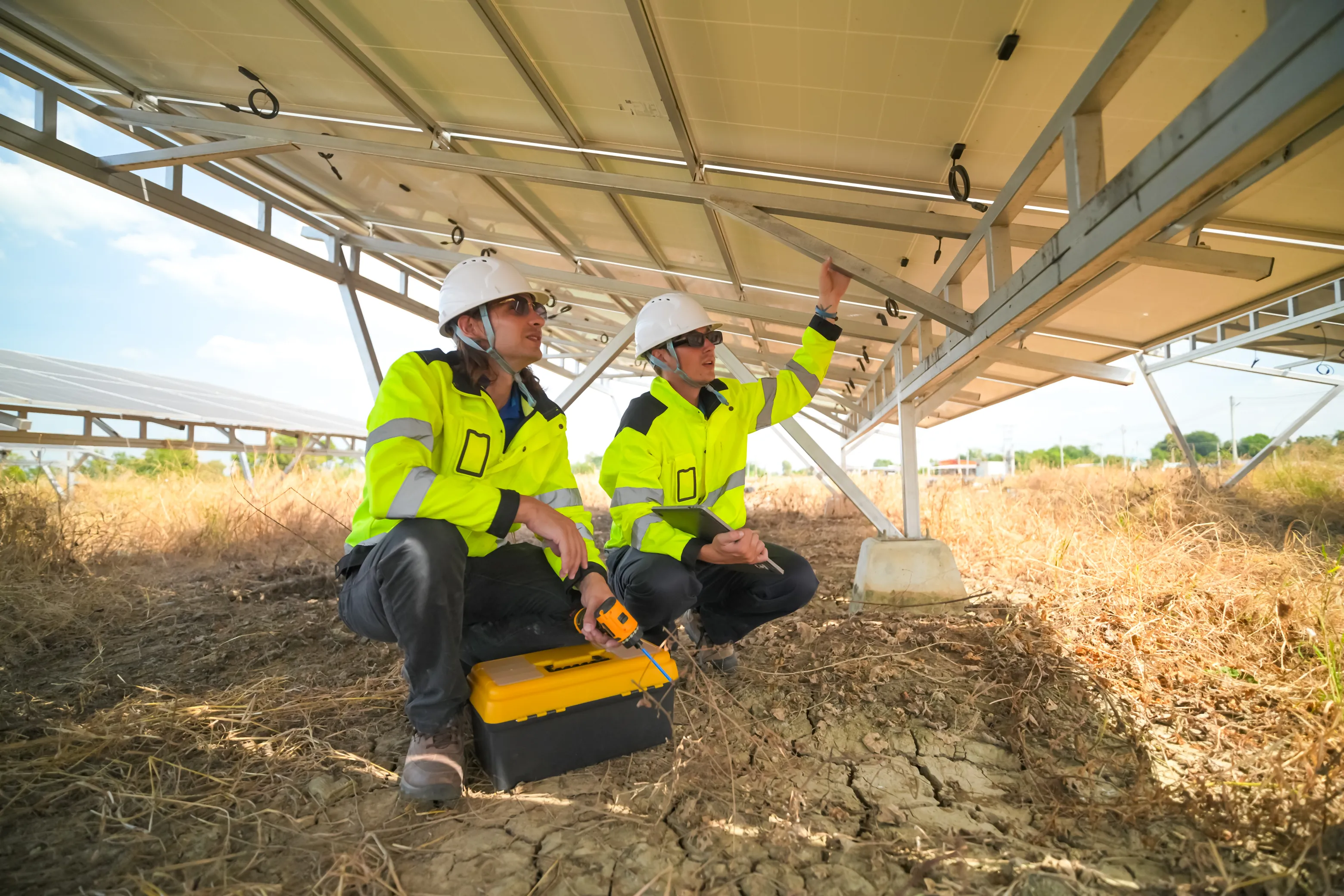 Equipo Obersol inspeccionando instalación solar